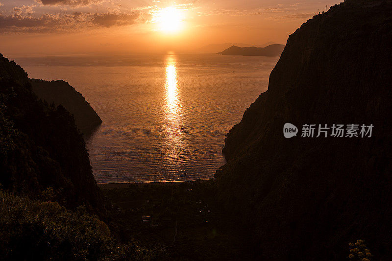 日落在Kelebek山谷著名的度假目的地在地中海海岸靠近fethiye mugla土耳其